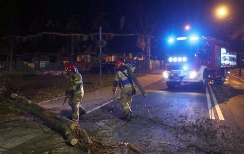 RCB ostrzega przed silnym wiatrem i możliwym brakiem prądu