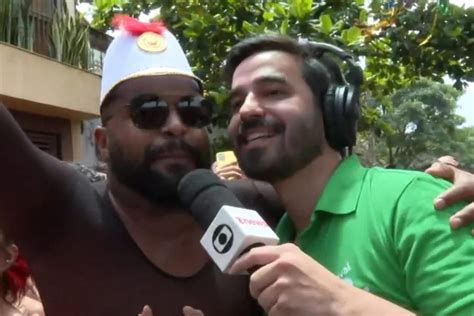 Repórter fica envergonhado ao receber cantada de folião em entrevista