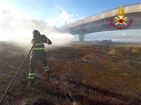 Incendi di sterpaglie Vigili del Fuoco all opera in più punti di