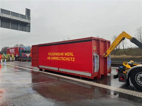 Feuerwehr und Polizei rücken zu Unfall auf A445 im Autobahn Kreuz Werl aus