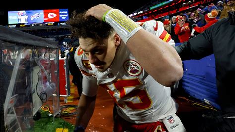 Bills Fans Pelt Patrick Mahomes With Snowballs As He Leaves Field