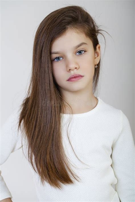 Portrait D Une Petite Fille De Brune Avec Du Charme Image Stock Image