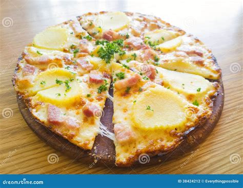 Pomme De Terre Et Jambon De Pizza Photo Stock Image Du Nourriture