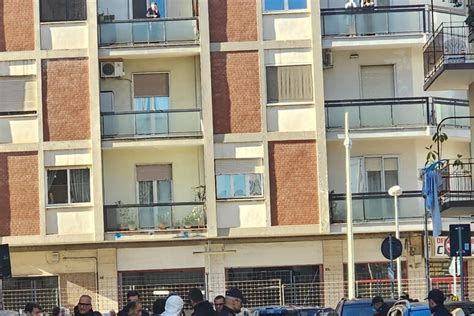 Uomo Ucciso Con Colpi D Arma Da Fuoco Per Strada A Bari Notizie Ansa It