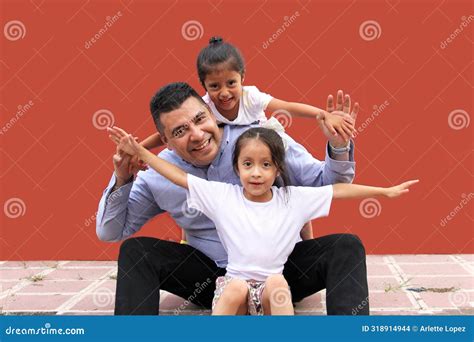 Pai Divorciado Passa Tempo Suas Duas Filhas Morenas Latina Celebrando O Dia Dos Pais Na