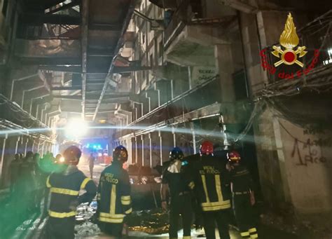 Tragedia A Scampia Crolla Un Ballatoio Della Vela Celeste 2 Morti E 7