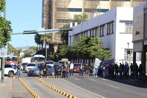 Concesionarios De Transporte P Blico Bloquean Tr Nsito En Avenida