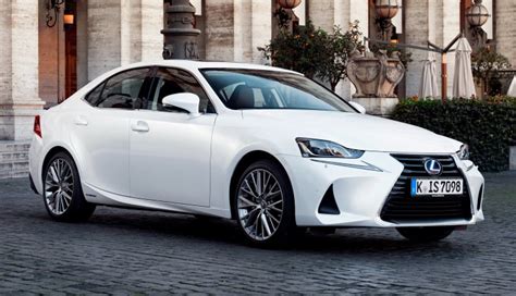 Седан Lexus IS вернулся на российский рынок
