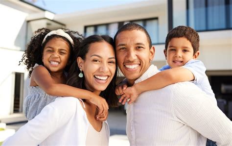 Sorriso De Amor E Retrato De Uma Fam Lia Feliz No Quintal De Sua Casa