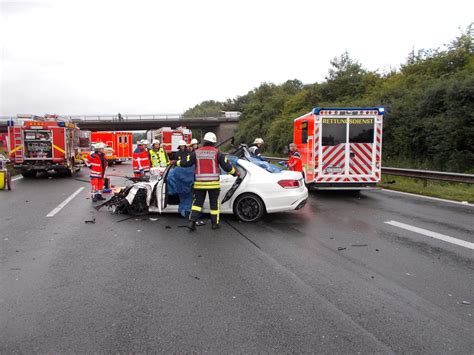 38 Jähriger stirbt bei schwerem Unfall auf der A2 bei Porta Westfalica