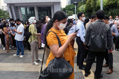 Pasca Gempa Karyawan Berhamburan Keluar Gedung Perkantoran Foto