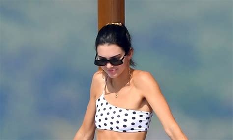 Kendall Jenner Conquista Con Diminuto Bikini Al Estilo Cowgirl