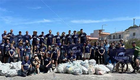 Detenuti E Volontari Insieme Per Ripulire La Spiaggia Barese Di Pane E