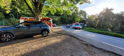 Acidente de trânsito deixa duas pessoas feridas na BR 470 Serra das