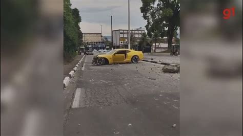 Motorista Bate Carro De Luxo Avaliado Em R Mil E Abandona Ve Culo