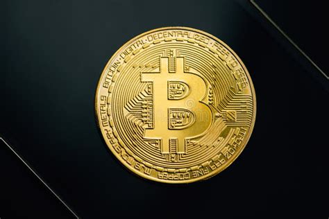 Moeda Dourada De Bitcoin No Fundo Preto Conceito Virtual Do