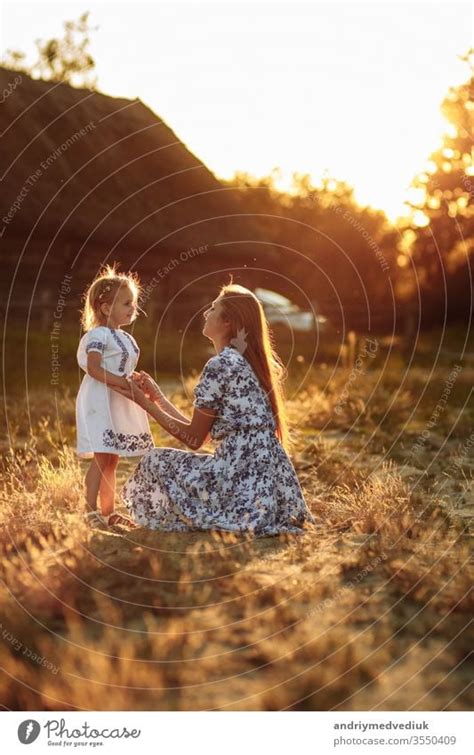 Gl Ckliche Und Liebevolle Familie In Der Natur Emotionale Und