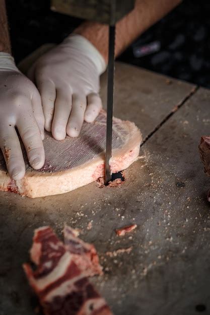 El Carnicero Est Cortando Carne De Res Foto Premium