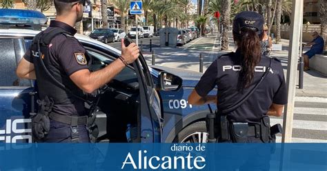 Cuatro Policías Nacionales salvan la vida a una persona tras realizarle