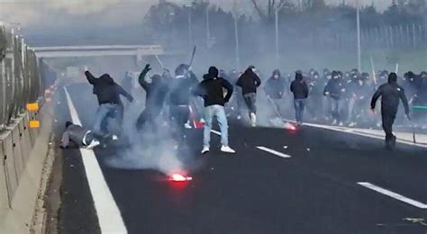 I Video Degli Scontri In Autostrada Tra Ultras Di Napoli E Roma Code E