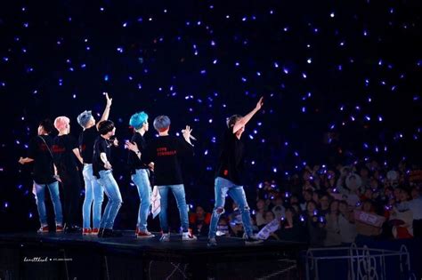 Pin Oleh Brisat Di Bts Foto Grup Bts Konser Foto Kekasih