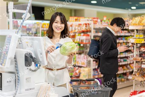 スーパーで食料品の買い物をする若い主婦 Maroke Stock｜写真素材をフォトグラファーから直接購入できるストックフォトサイト