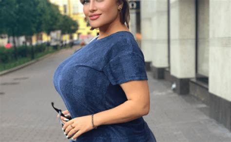 Olyria Roy Wiki Biography Russian Plus Size Model Curvy Beautiful Model Net Worth Age Otosection