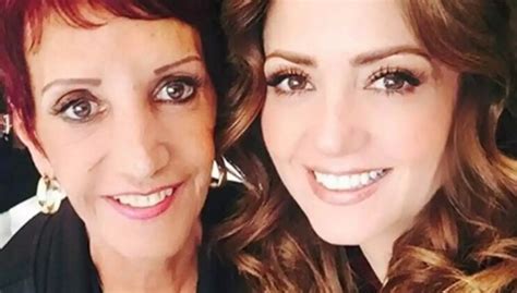 Andrea Legarreta Comparte Emotivo Video En El Que Su Mamá Le Da La