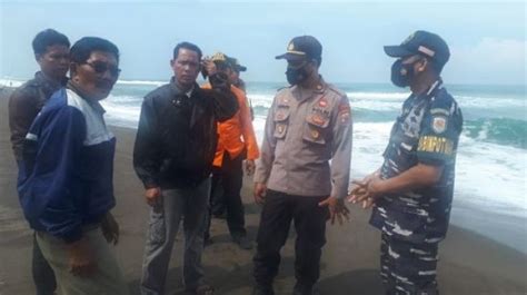 Tersambar Petir Seorang Nelayan Di Cilacap Hilang Setelah Tercebur Ke Laut