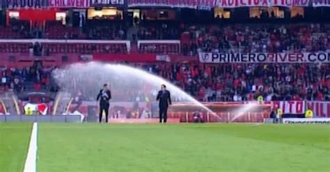 El Mal Momento Que Pasaron Dos Autoridades De La Conmebol En El Campo De Juego Del Monumental