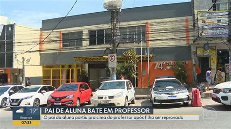 Vídeo Pai de aluna reprovada agride professor em colégio de São