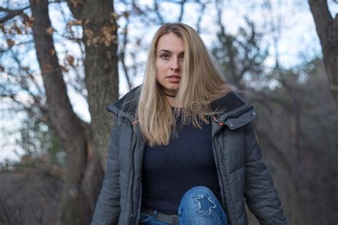 Belle Jeune Femme Blonde Naturelle Photo stock Image du verticale beauté 110829454