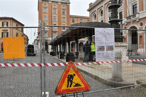 Pensilina in piazza Saffi a Forlì lavori al via per smontarla