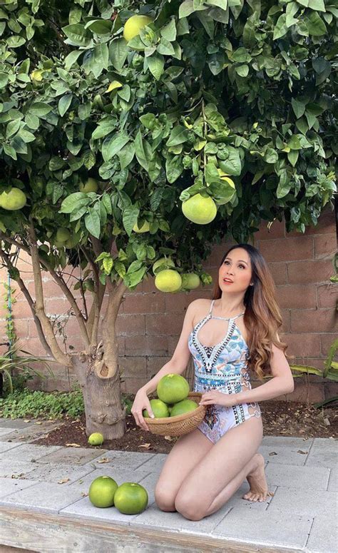 Gái nhảy Minh Thư mặc bikini ra vườn hái bưởi quả nào quả nấy căng tràn vẫn bị chê