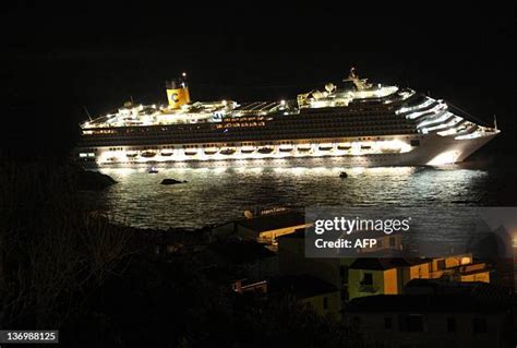 Costa Concordia Disaster Photos and Premium High Res Pictures - Getty ...