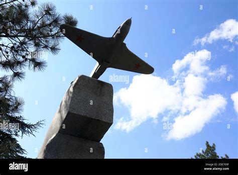 Monumento A Los Aviones Soviéticos Sobre El Fondo Del Cielo Fotografía