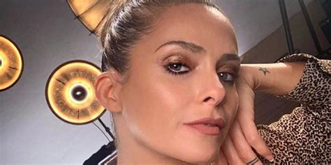 Clara Morgane Pose En Bikini Jaune Fluo Sur Instagram