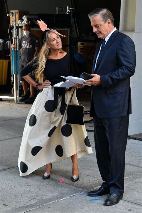 Sex And The City Just Like That Carrie Et Big R Unis Sur De Nouvelles Photos De Tournage