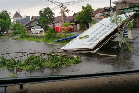 Angin Kencang Di Jabar Dipengaruhi Siklon Tropis Filipina Republika