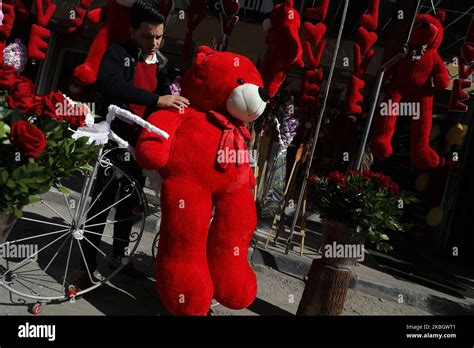 Un Vendedor Palestino Arregla Un Oso De Peluche Rojo Fuera De Su Tienda