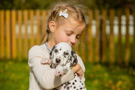 Petite Fille Blonde Mignonne Jouant Avec Son Outdoo Dalmatien De Chiot