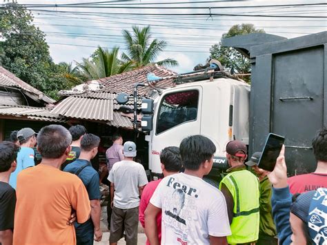 Alami Rem Blong Truk Tronton Oleng Hantam Dua Kios Di Cigudeg Pakuan