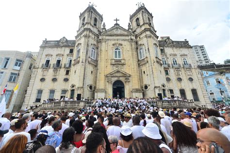 Lavagem do Bonfim Após dois anos da pandemia tapete branco de fiéis