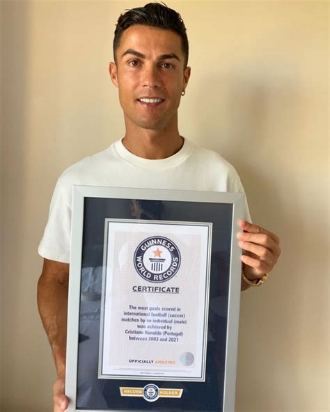 Cristiano Ronaldo Recebe Certificado Do Livro Dos Recordes Por Gols