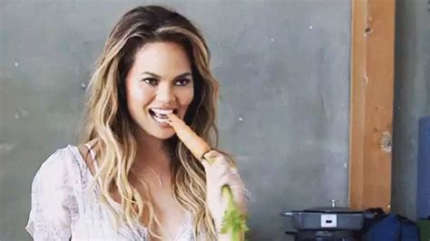 Chrissy Teigen Megint K Zszeml Re Tette Hatalmas Melleit Gy