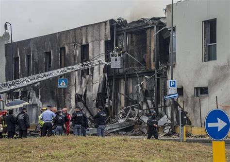 Le Incredibili Immagini Dellaereo Precipitato Su Un Parcheggio A