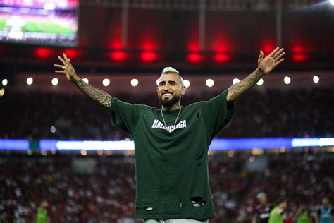 Arturo Vidal se declara ao Flamengo em apresentação