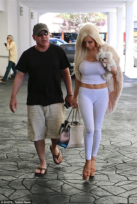 Courtney Stodden Puts Sizeable Cleavage On Display In Tiny White Top Daily Mail Online