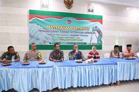 Pj Bupati Jombang Serahkan Sertifikat Tanah Program PTSL Di Desa Cukir