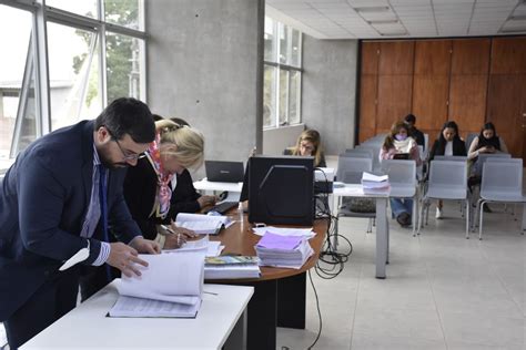 Apertura de sobres para la construcción de nueve edificios educativos